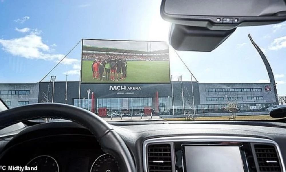 Εξέδρα αλά drive-in στη μετά κορονοϊού εποχή στα γήπεδα της Τσεχίας (βίντεο)